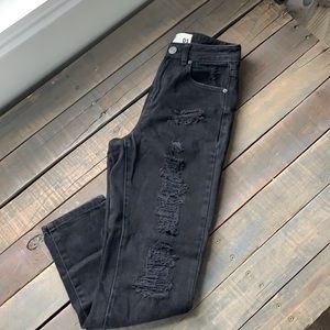 BUNDLE ANY 3 JEANS FOR $15✨
Garage Mom Jeans